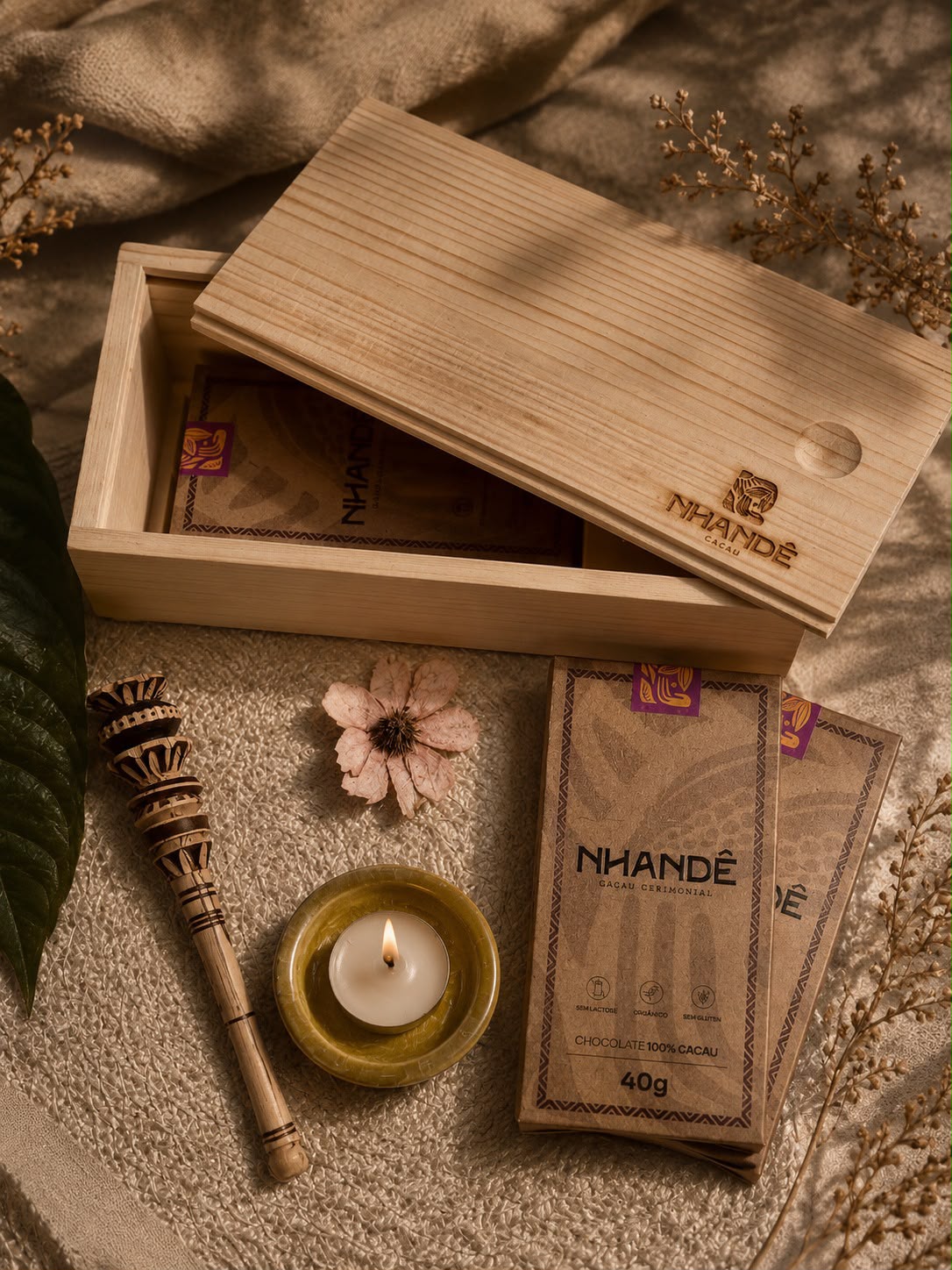 Kit Ritual Diário Nhandê: caixa de madeira personalizada com molinillo, porta-vela, vela e barras de cacau cerimonial 40g